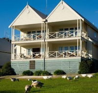 Lakeside Suites 1 - Getaway Accommodation
