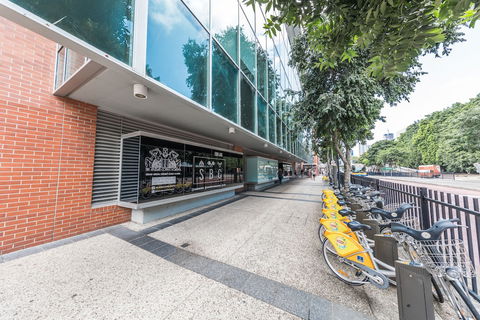 Homely Apartment In South Brisbane - Getaway Accommodation 0