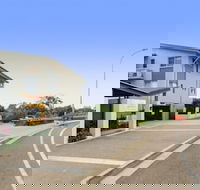 City Stadium Apartment on the riverfront - Getaway Accommodation