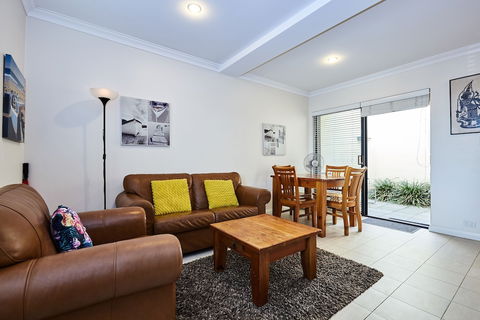 Fremantle Townhouse Unit 5 - Getaway Accommodation 1