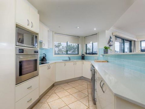 3 Peninsula Waters 2 4 Soldiers Point Rd Beautiful Air Conditioned Unit With Pool Lift & WIFI - Getaway Accommodation 4