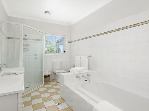 Hillview Cottage Classic Country Comfort & Charm - Getaway Accommodation 1