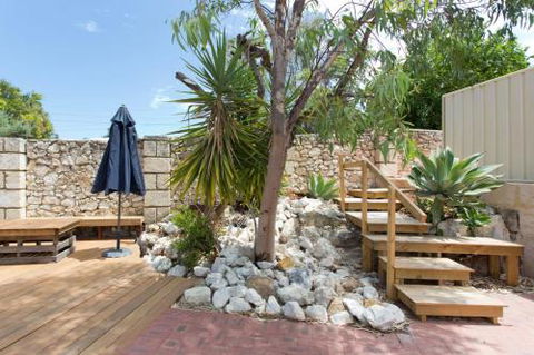 Dingo At White Gum Lodge - Getaway Accommodation 4