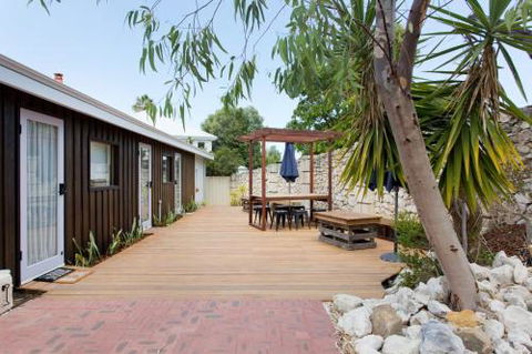 Dingo At White Gum Lodge - Getaway Accommodation 2