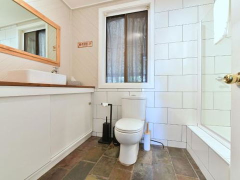 Soldiers Cottage Picturebook Vineyard Home - Getaway Accommodation 3