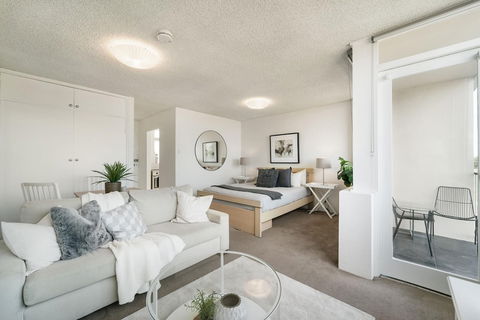 Bright And Sunny Studio Apartment - Getaway Accommodation 3