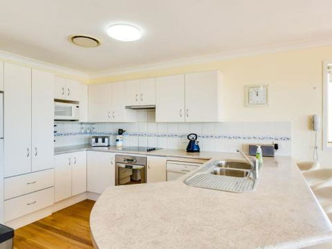 Pollys Escape Main House Cottage Vincentia 4pm Check Out Sundays - Getaway Accommodation 1