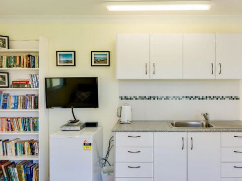 Pollys Escape Main House Cottage Vincentia 4pm Check Out Sundays - Getaway Accommodation 6