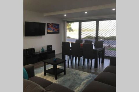 Almonta Apartments On The Water Front - Getaway Accommodation 2