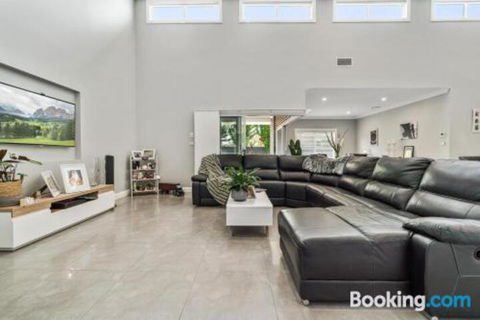 Wentworth Estate 5 Bedroom Luxury Home Sleeps 12 - Getaway Accommodation 3