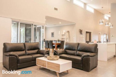 Wentworth Estate 5 Bedroom Luxury Home Sleeps 12 - Getaway Accommodation 4