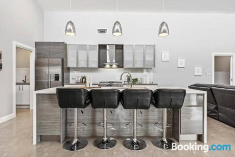 Wentworth Estate 5 Bedroom Luxury Home Sleeps 12 - Getaway Accommodation 2