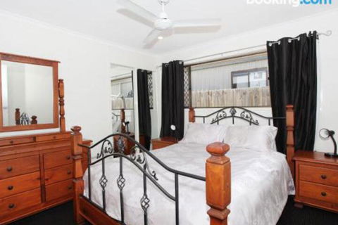 Schirrmann 56 Four Bedroom Home On Canal With Pool Pontoon Aircon & WiFi! - Getaway Accommodation 2