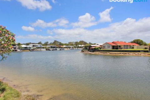 Schirrmann 56 Four Bedroom Home On Canal With Pool Pontoon Aircon & WiFi! - Getaway Accommodation 3
