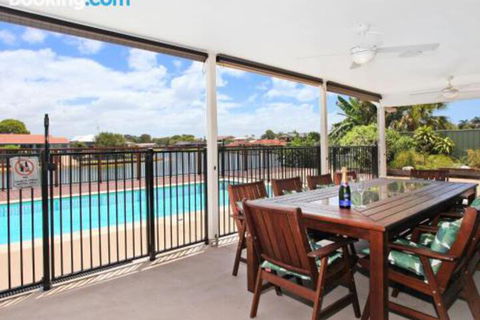 Schirrmann 56 Four Bedroom Home On Canal With Pool Pontoon Aircon & WiFi! - Getaway Accommodation 1