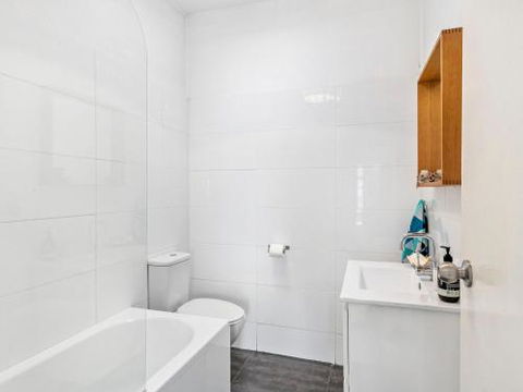 BOMBORA Gerroa 4pm Check Out Sundays - Getaway Accommodation 6