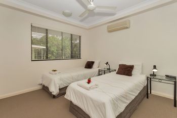 Oceansprey Beachfront Apartments - Getaway Accommodation 3
