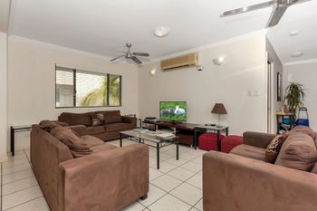 Oceansprey Beachfront Apartments - Getaway Accommodation 4