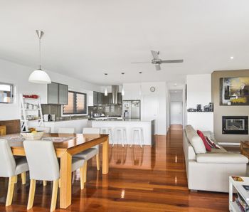 SUNNY DAZE BONNY HILLS - Getaway Accommodation 4