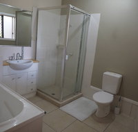 Queen Room With Airport Transfers Or Car Rental - Getaway Accommodation