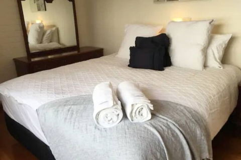 Home Near Shops & Beach - Getaway Accommodation 0