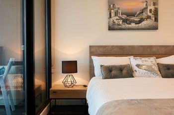 Stunning Harbour & City View Loft - Getaway Accommodation 4