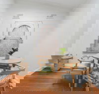 HomeHotel LuxuryHome 500m Crows Nest Shops - Getaway Accommodation