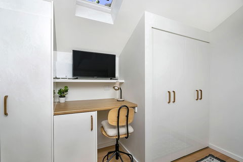 Private Garden Apartment Minutes Walk To Station NBN01 - Getaway Accommodation 1