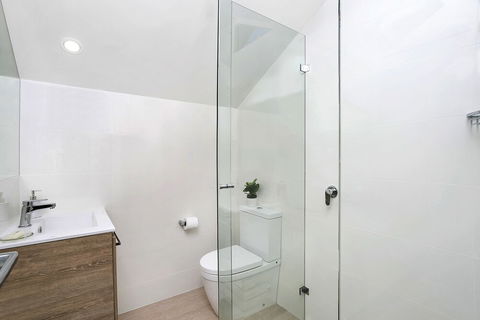Private Garden Apartment Minutes Walk To Station NBN01 - Getaway Accommodation 3