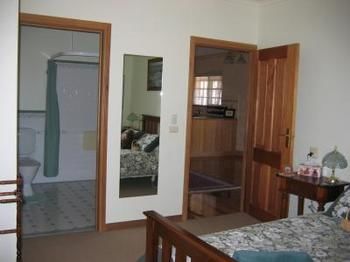Buttercup Cottage & Private Apartment - Getaway Accommodation 4
