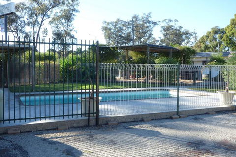 Calder Family Motel - Getaway Accommodation 4