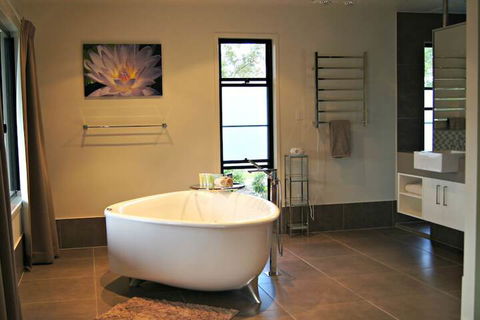 Melawondi Spring Retreat - Getaway Accommodation 7