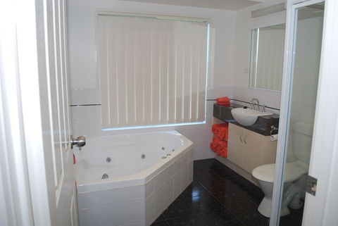 Lookout Holiday Units - Getaway Accommodation 4