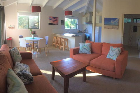 Sandpiper Ocean Cottages - Getaway Accommodation 3