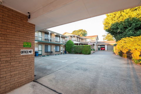 Jacaranda Place Motor Inn - Getaway Accommodation 1