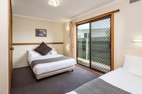 Lakes Jakaranda Holiday Units - Getaway Accommodation 5