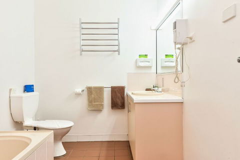 Holbrook Town Centre Motor Inn - Getaway Accommodation 6