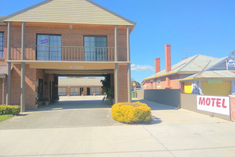 Holbrook Town Centre Motor Inn - Getaway Accommodation 5