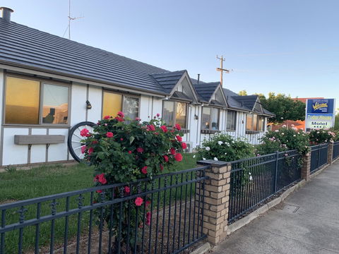 Tudor House Motel - Getaway Accommodation 3