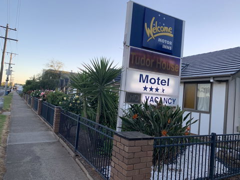 Tudor House Motel - Getaway Accommodation 1