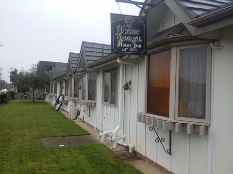 Tudor House Motel - Getaway Accommodation 0