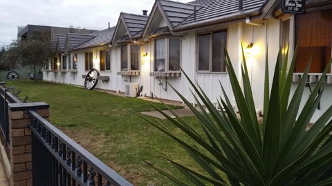 Tudor House Motel - Getaway Accommodation 2
