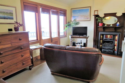 McCloud House - Getaway Accommodation 3