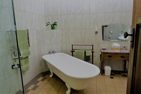 McCloud House - Getaway Accommodation 2