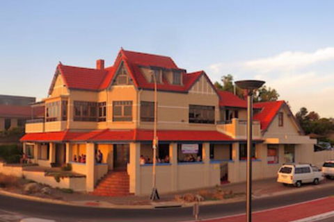 McCloud House - Getaway Accommodation 0