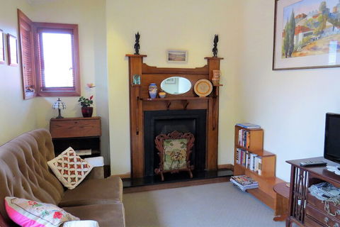 McCloud House - Getaway Accommodation 4