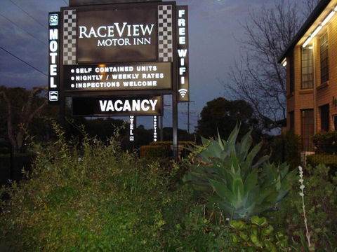 A Raceview Motor Inn - Getaway Accommodation 1