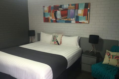 Blue Violet Motor Inn - Getaway Accommodation 0