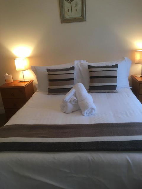 House On The Hill Bed & Breakfast - Getaway Accommodation 2