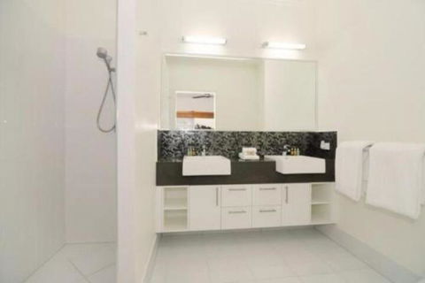 4 Cascade House Luxury Holiday Home - Getaway Accommodation 2